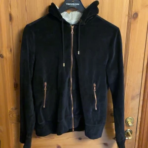 Limitato hoodie  - Limitato hoodie i sammet med snyggt tryck på ryggen. Riktigt fint skick. Passar M något liten i storlek