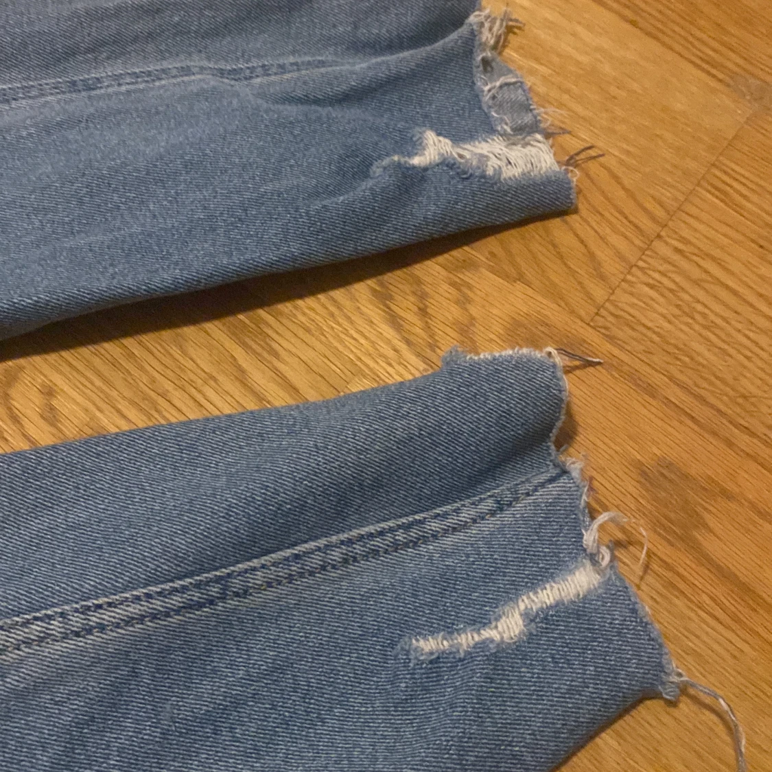 Blå jeans med slitningar - 4