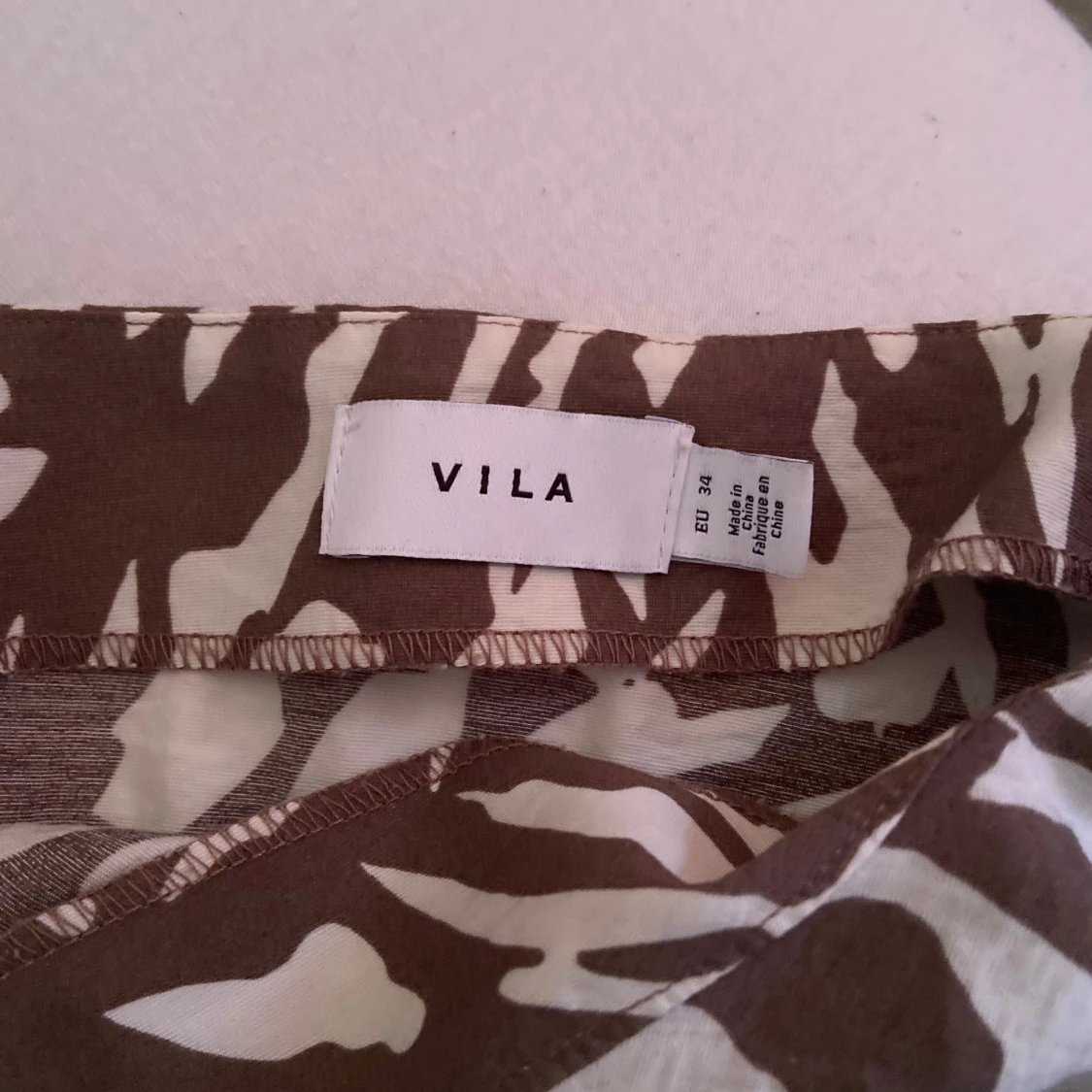 Brun och vit mönstrad kjol från Vila - 2