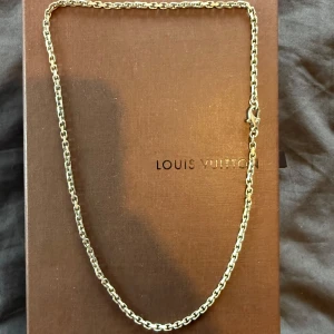 Äkta Silver kedja  - Äkta stämplad silver kedja. Kedjan har en klassisk design med fina länkar och en diskret låsdetalj. Perfekt för att ge en lyxig touch till din outfit. För mer info skriv