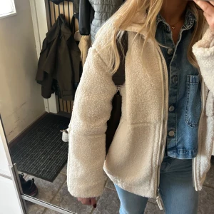 Beige teddyjacka med dragkedja - Beige teddyjacka med dragkedja framtill. Köpt på H&M förra året. Väldigt bra skick 
