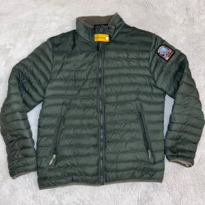 Grön dunjacka från Parajumpers äkta såklart - Jackan är i jätte bra skick! Storleken passar Perfekt för S-L