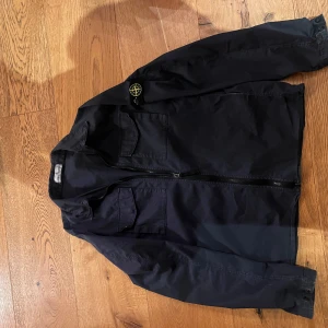 Svart jacka från Stone Island - Stona island jacka, köpt från Cettire. Storlek 164 men passar xs. 