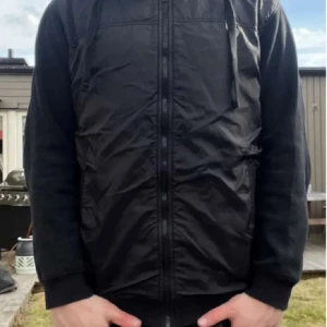 Svart vindjacka med dragkedja - Snygg svart cardigan, inte mina bilder skriv för egna 