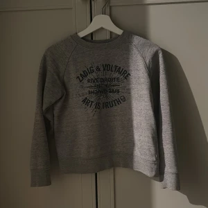  Zadig & Voltaire tröja  -  grå sweatshirt från Zadig & Voltaire med tryck på framsidan. Jätteskön 💓