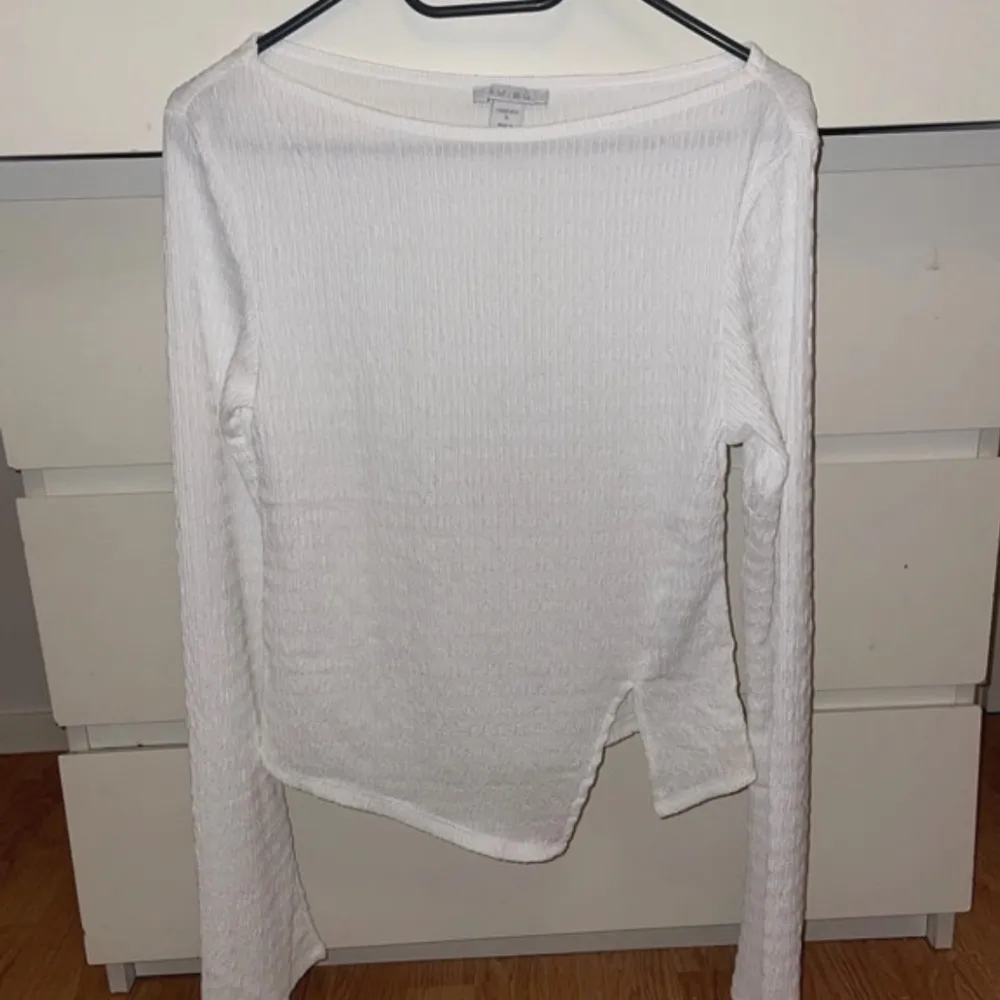 Jätte fin tröja som har en slits på sidan. Tröjan har inte kommit till användning någon gång. . Neuletakit & Villapaidat.