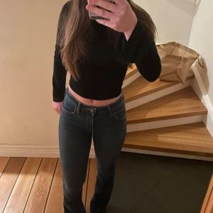 Blå märkes bootcut - Snygga blå bootcut jeans med hög midja. Perfekta för en stilren look. De har klassiska fem fickor och en knappgylf. Passar bra till både sneakers och klackar. Är från lee och är i bra skick. Har använt fåtal gånger. Kan diskutera priset. Storlek W26 L31 och passar bra till mig som är 160cm.