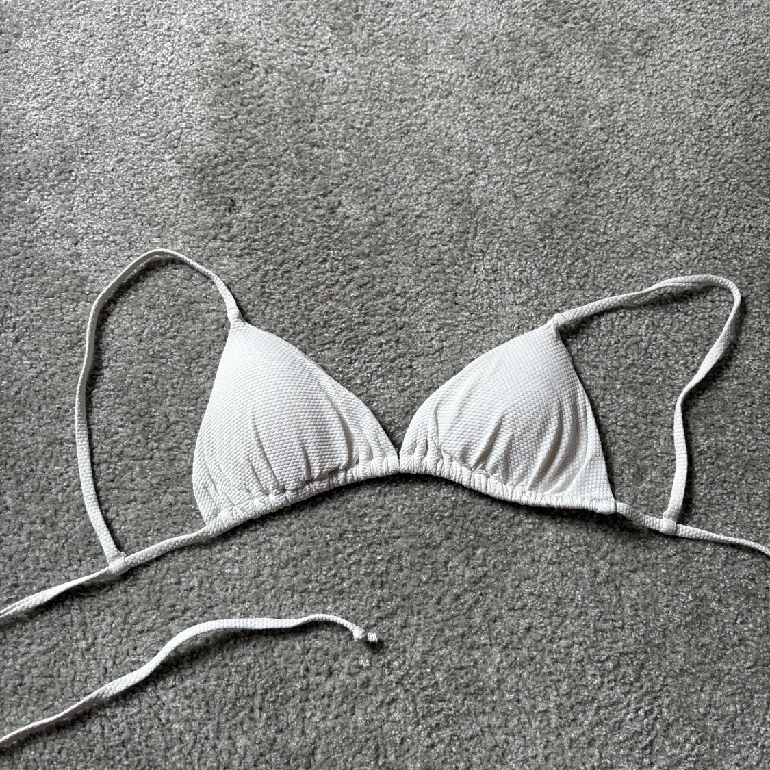 Vit bikiniöverdel