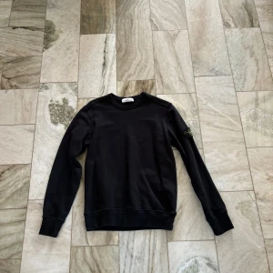 Stone Island crewneck - Stone Island crewneck i storlek S, köpt på NK. Knapparna har lite trådar som sticker ut men annars är allt i fint skick 