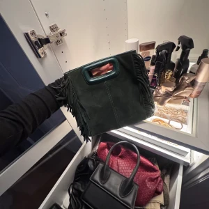 Maje väska  - Snygg maje väska nu till våren och sommaren. Skickligt använd men inga tydliga slitage. Nypris 3299kr.