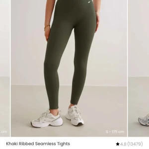 Khaki ribbade sömlösa tights - Snygga khaki tights med ribbad design och sömlös passform. Perfekta för träning eller en avslappnad dag. De har en tight passning och är tillverkade i ett stretchigt material för optimal komfort. Använda ca 2 ggr, skriv för egna bilder💋