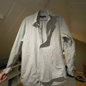 Raffe skjorta - Ganska ny skjorta och bra till sommarn