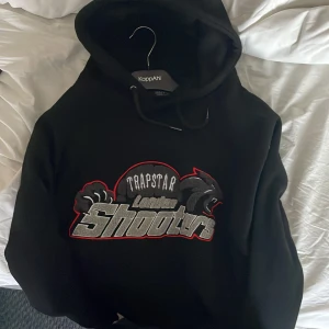 London shooter svart Trapstar hoodie - Säljer en svart hoodie från Trapstar. Fråga gärna om du har några frågor eller om du vill ha några bilder.