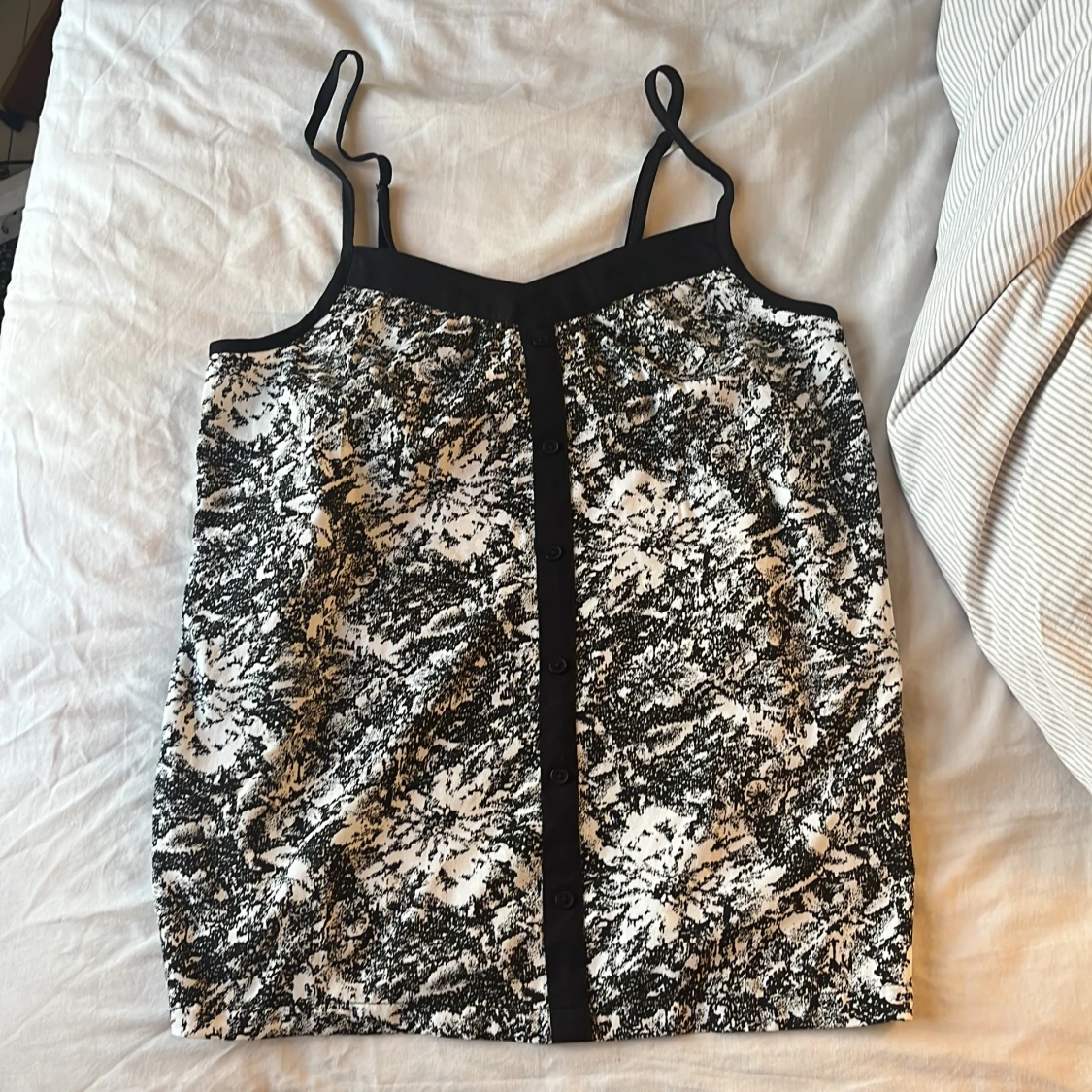 Svartvit mönstrad linnetopp från Vero Moda