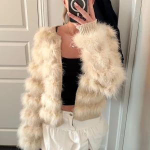 Beige fluffig cardigan jacka/kofta - Säljer en fluffig beige cardigan jacka. Kan användas som kofta eller tunnare jacka. Använd 1 gång = mycket bra skick