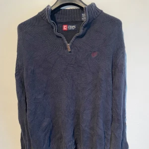 Marinblå stickad half zip tröja - Fin stilren tröja som är använda väldigt fåtal gånger alltså väldigt bra skick, de är bra material. Varan kommer skickas inom 24 timmar från att du köpt plagget📦