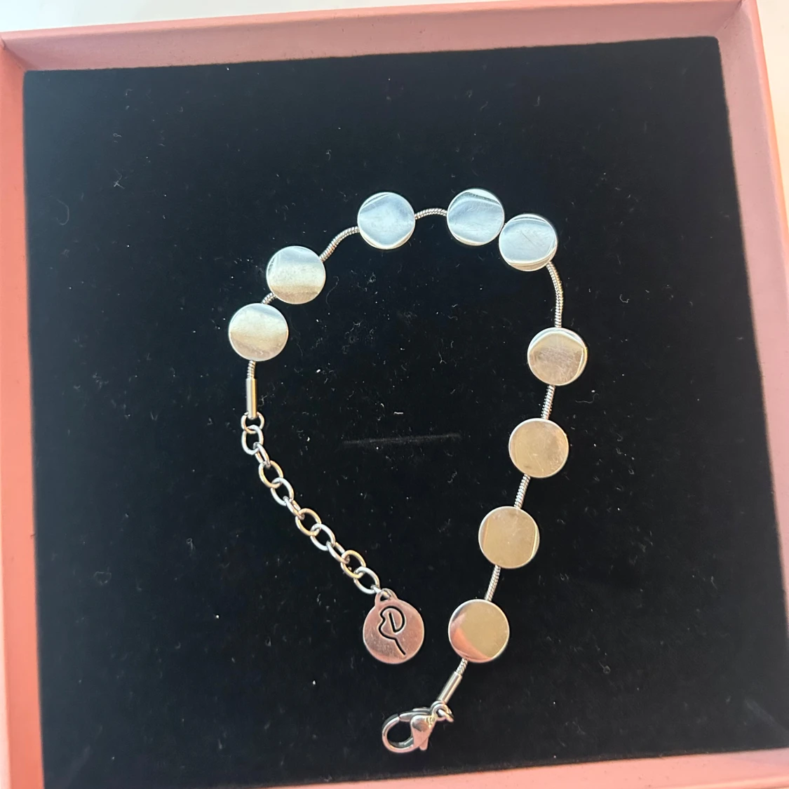 Silverfärgat armband med runda plattor - 1