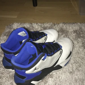 Air Jordans storlek 42.5  - Säljer mina Jordan Max Aura 4. Skick: 9/10. Priset kan diskuteras. Säljer pga att de är för små. Nypris: 1200, Mitt pris:600 Hör av er om mer bilder eller om ni vill diskutera pris .👍