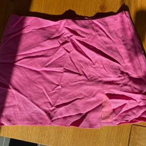 Rosa kortkjol med slits - Rosa kortkjol med en liten slits framtill. Rensar ur min garderob från en hel del oanvända kläder🌼 Om du ser något mer i min profil som du gillar så skickar jag med det till dig också!😊 Fler kläder kommer! 