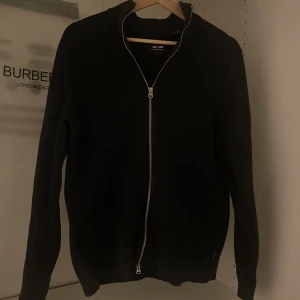 Only & Sons Zip - Säljer nu denna skit snygga svarta zipen ifrån only & sons. Den har inga defekter och är i bra skick. Säljer den då den inte kommer till användning längre. Hör av dig vid funderingar! Modellen är 174 och väger cirka 58 kilo