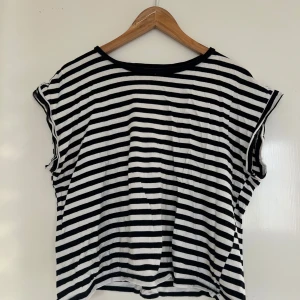 Randig topp - Säljer denna randiga tröja från Zara som det står L men är snygg oversize på mig som brukar ha S. Hel och ren!