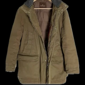 Moncler Field Jacket - Trendig Field jacket från Moncler. Perfekt nu till våren. Jackan är strlk 3 vilket motsvarar ungefär M. Hör gärna av er för fler bilder eller funderingar. En knapp har lossnat men inget som märks vid användning och går lätt att laga