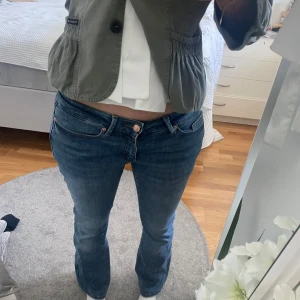 Lowwaist bootcut jeans - Säljer dessa skitsnygga mörkblå jeans från veromoda som är Low-waist och bootcut. Jeansen är i storlek 34 och är knappt använda, finns inga defekter, hör gärna av dig vid intresse eller frågor 😇💗