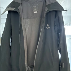 Svart Gore-tex jacka från Haglöfs - Säljer en svart Gore-tex jacka från Haglöfs i storlek M. Jackan är som ny och har inte används speciellt mycket.