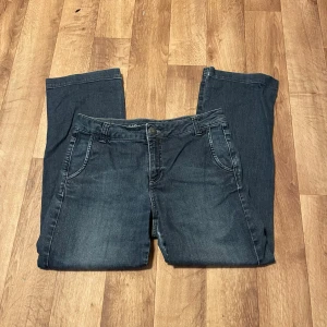 Mörkblå jeansbyxor - sitter midwaist på mig:) midjemått: 37cm innerben: 62cm ytterben: 88cm