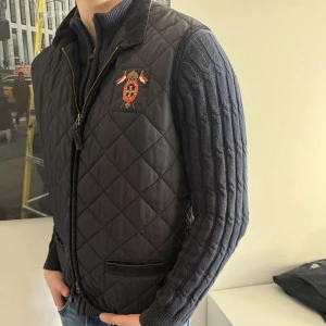 Morris väst  - Morris väst| färg: svart/navyblå| nypris ca: 1999| vårt pris endast: 599kr| strl L fits M| mycket bra skick. Vid frågor ”kontakta”📩‼️ 