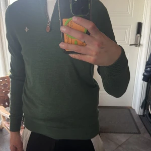 merinoulltröja från Morris - Säljer en stilren grön halfzip tröja från Morris i 100% merinoull. Jätte bra kvalite är använd bara 1-5 gånger och har inga fläckar eller skador. Ordinarie pris 1799kr men mitt pris 499kr. Priset är inte hugget i sten 🪨 så det är bara att fråga om ni undrar något 🤙🤙