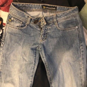 Lågmidjade jeans - Snygga lågmidjade bootcut blå jeans. De har en ljus tvätt  som ger en avslappnad look. Perfekta för en casual stil. Midja:34-35cm benen:81cm