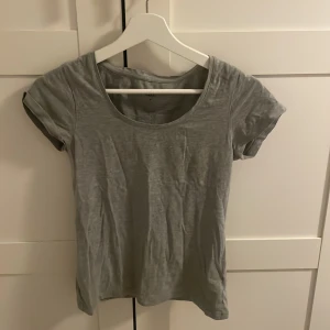 Grå t-shirt från 157 - Säljer en enkel och stilren grå t-shirt från 157. Är i storlek M men sitter som en S / XS. Den har en rund halsringning och korta ärmar, perfekt för en avslappnad look. Passar bra till jeans eller shorts för en casual stil.