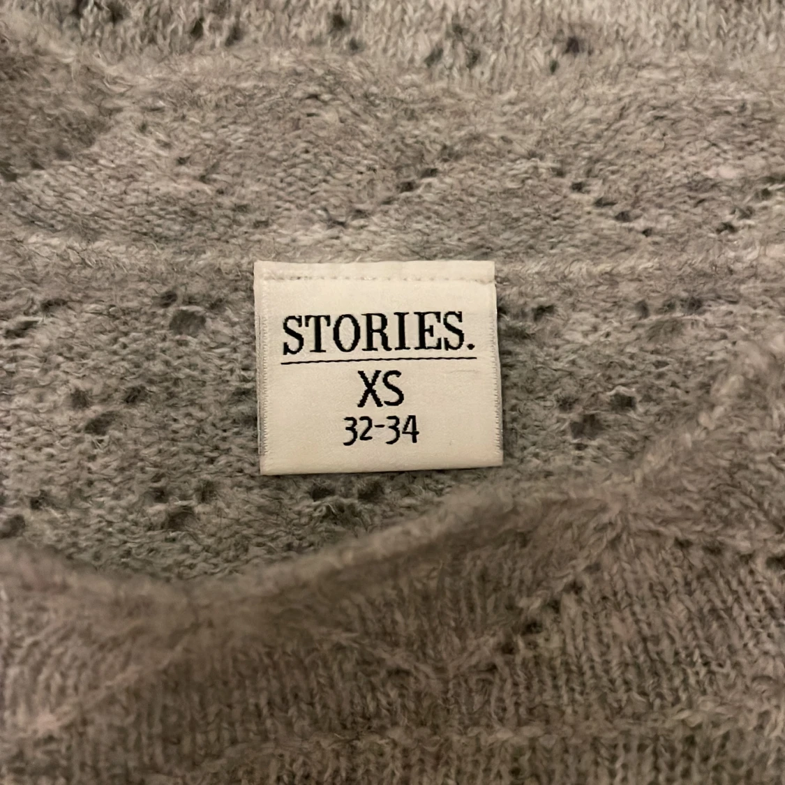 Grå stickad tröja från Stories - 2