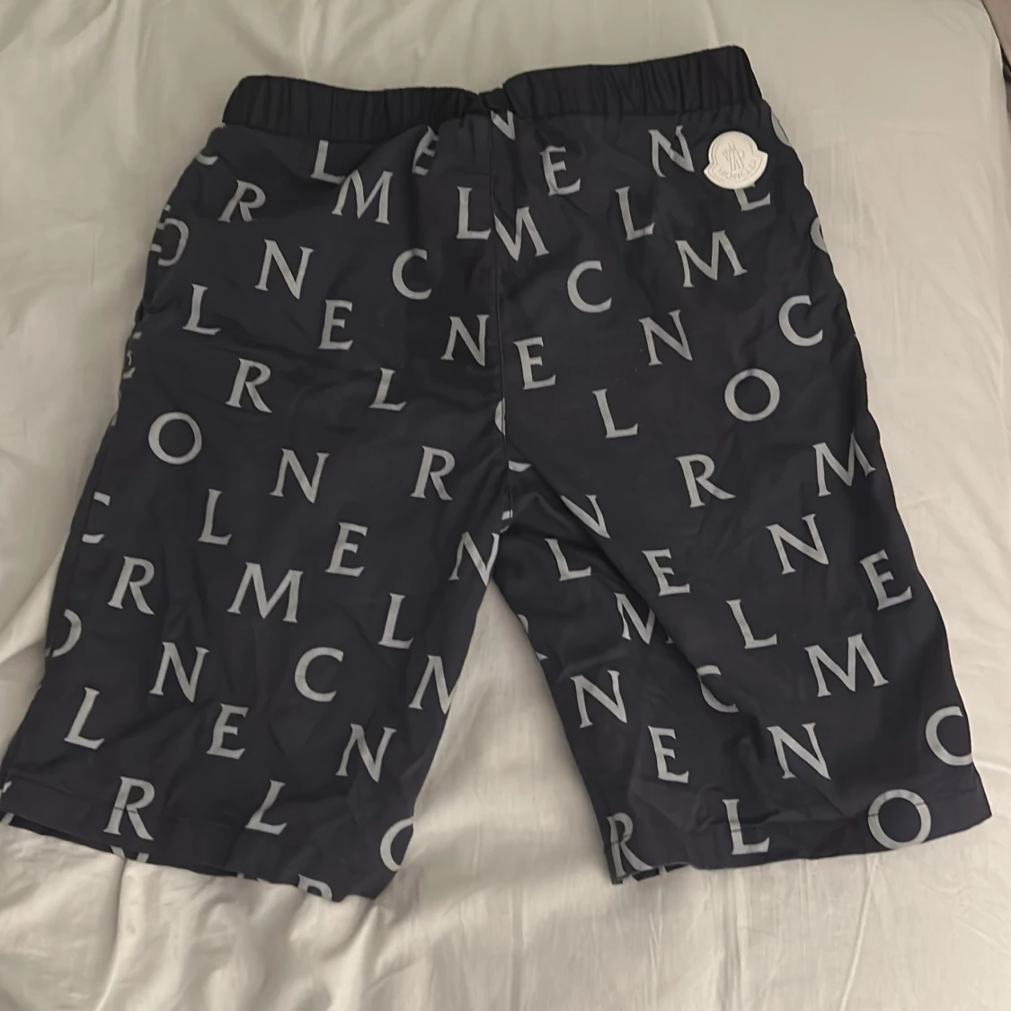 Svarta shorts med bokstavsmönster från Moncler - 1