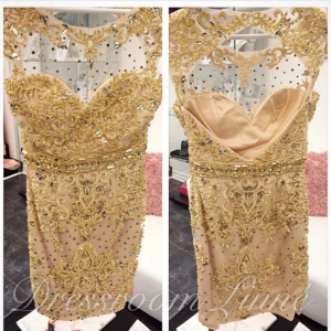 Vacker klänning från Dressroom Linné strl S - Säljer en magiskt vacker klänning i guld inköpt på Dressroom Linne i Göteborg. Klänningen är använd 1 gång bara, så i mycket fint skick. Storlek Small/36. Nypris var 3200kr.