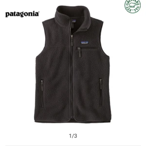 Mörkgrå fleeceväst från Patagonia - Säljer en stilren svart fleeceväst från Patagonia. Västen har en dragkedja framtill och praktiska fickor med dragkedjor. Perfekt för lager-på-lager under kyligare dagar. Passar både för vardag och utomhusaktiviteter. Inköpt på naturkompaniet i december och använd 1-2 gånger sedan dess! Storlek M och nypris 1399