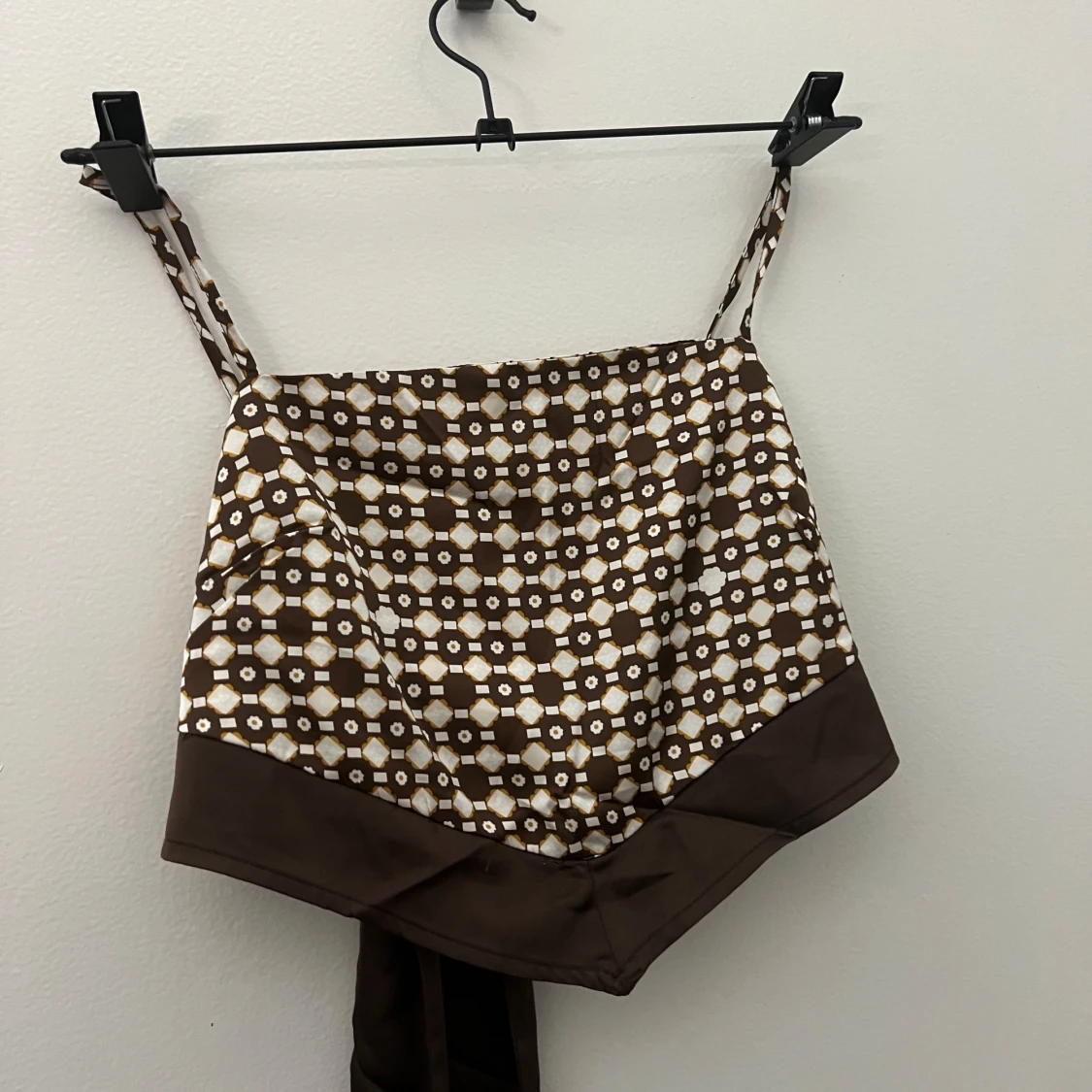 Brun och vit mönstrad topp