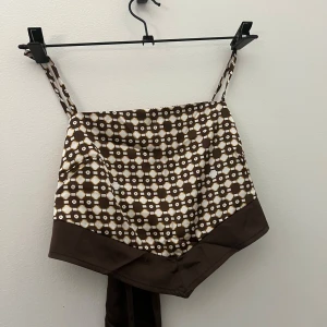 Brun och vit mönstrad topp - Säljer en snygg brun och vit mönstrad topp 