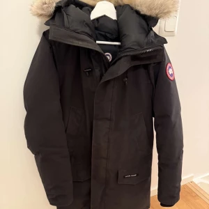 Canada goose jacka – storlek s - Säljer denna lite äldre Canada goose jacka med äkta päls i storlek s. Jackan är svart och i relativt fint skick. Den är lite missfärgad och har en liten deffekt vid ena ärmen. Börjar vid 1500 men kan mötas i pris vid snabb affär. Jackan är såklart äkta – köpt från johnells för 10k+