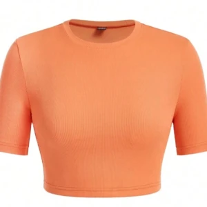 Orange ribbad croppad topp - Snygg orange ribbad croppad topp med korta ärmar. Perfekt för varma dagar och en stilren look. Enkel och bekväm design som passar till många olika outfits.
