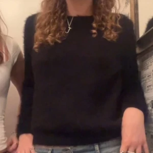 Svart fluffig tröja - Svart tröja i speciellt jätte mysigt fluffigt material, vet ej vad det kallas. Även super söt liten öppning på ryggen💓Från Vero Moda men köpt på Vinted i bra skick! storlek S 🤍