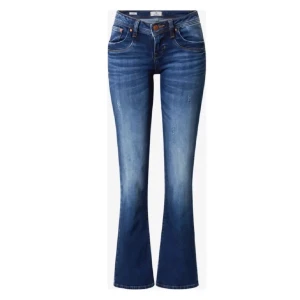 Blå lågmidjade bootcut jeans - Ett par skit snygga ltb jeans i mörkblå, dem liknar dem på bilden, men skriv för egna frågor, den är i bra skick, inga defekter, o passar sjukt bra till allt. Säljer då dem är för små. Storlek 24/32 