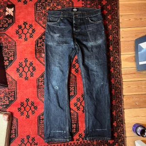 Mörkblå selvedge bootcut jeans från Dickies - Säljer ett par mörkblå jeans från Dickies. De har en klassisk femficksdesign och selvedge lik design är tillverkade i slitstarkt denim. Perfekta för en avslappnad stil. Midjan är W32 och längden L32.