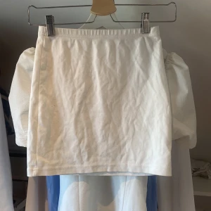 Vit kortkjol - Vit mini kjol. Den har en liten fläck på framsidan som inte syns när man har kjolen på. Annars är den i bra skick🫶