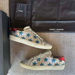 Yves Saint Laurent skor  - Sjukt snygga & unika YSL skor| Skomodell: SL/06| Väldigt sällsynta| Storlek: 41| Skick:8/10| Pris: 2100kr, nypris är 7200kr| Skriv gärna vid intresse!🙌 