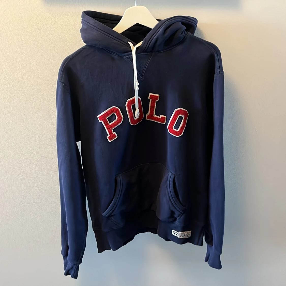 Mörkblå hoodie från Polo