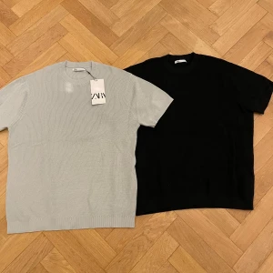 Stickade t-shirts  - 2st stickade tischor. En helt ny och oanvänd. Nypris 380kr/st. Båda storlek medium. 200kr/st eller båda för 300kr