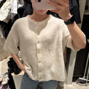 Vit stickad kofta från Gina Tricot - Säljer en mysig vit stickad kofta från Gina Tricot. Koftan har korta ärmar och knappar framtill. Passar bra till jeans och kjol. Använd några gånger  😊