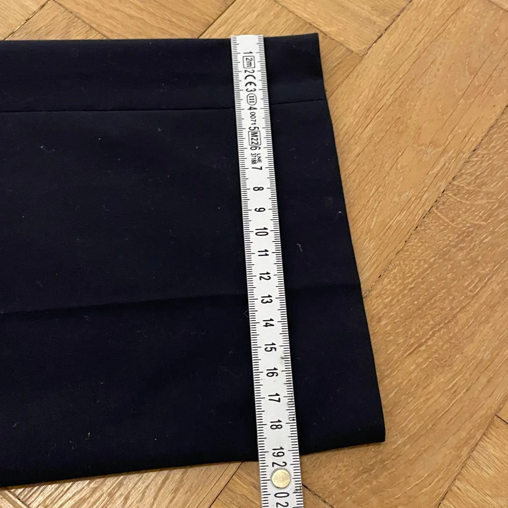 Stilren Marinblå kostym, bra skick. Storlek 50 passar Medium/Large. Mått på byxorna finns på bilderna.. Puvut & Bleiserit.